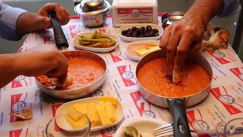 Menemenin 67 yıllık lezzet durağı Çakallı
